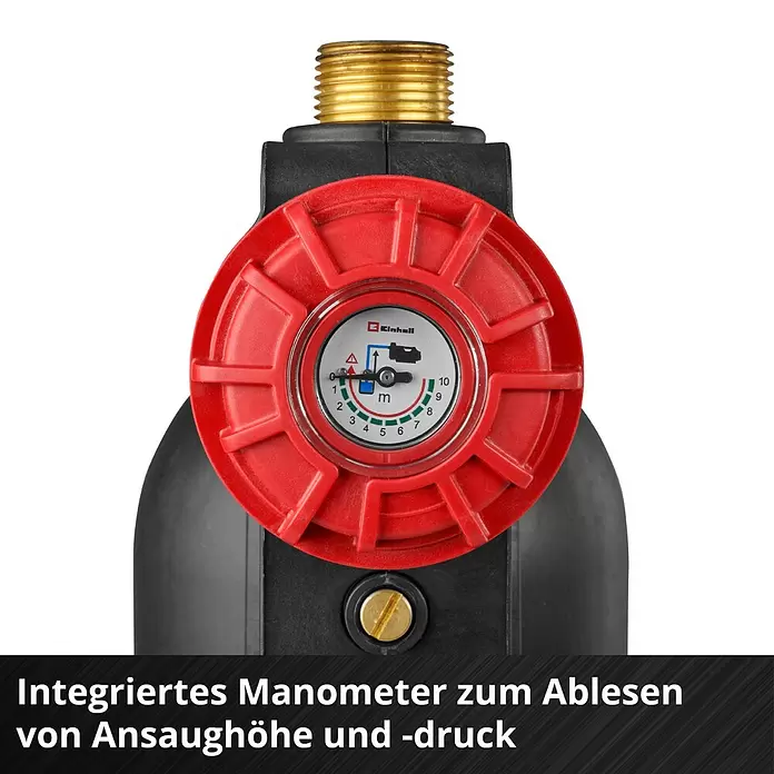 Einhell Power X-Change 18V Akku-Gartenpumpe Aqinna 18/30 F LED Automatic - 18 V, Li-Ionen, Ohne Akku, Max. Fördermenge: 3.000 l/h - Rotes und schwarzes integriertes Manometer mit weißem Zifferblatt zur Messung von Ansaughöhe und Druck, montiert auf einem schwarzen Gerät.