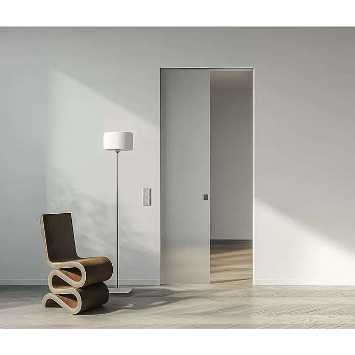 Entravia Gipskartonlaibung CW100/150 - Glasschiebetüren, 1-flügelig, Passend für: Entravia Simple-Pocket Schiebetürsystem - Moderner Raum mit teilweise geöffneter Schiebetür aus Milchglas und einem einzigartigen geschwungenen Holzstuhl.