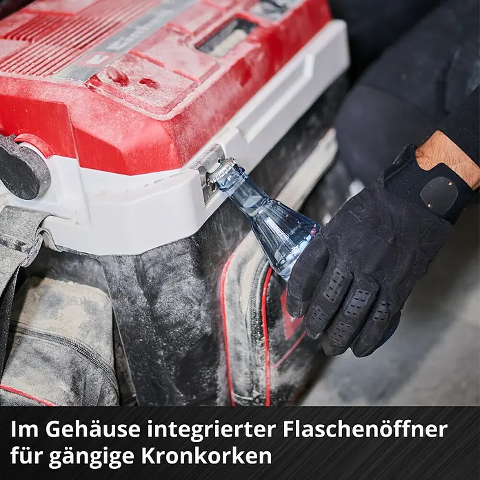 Einhell Power X-Change 18V Akku-Kühlbox TE-COL 18/27 Li-Solo - 18 V, Ohne Akku, 27 l, 20 °C - 60 °C - Ein roter Werkzeugkoffer mit integriertem Flaschenöffner, der eine Glasflasche öffnet. Praktisch für unterwegs!
