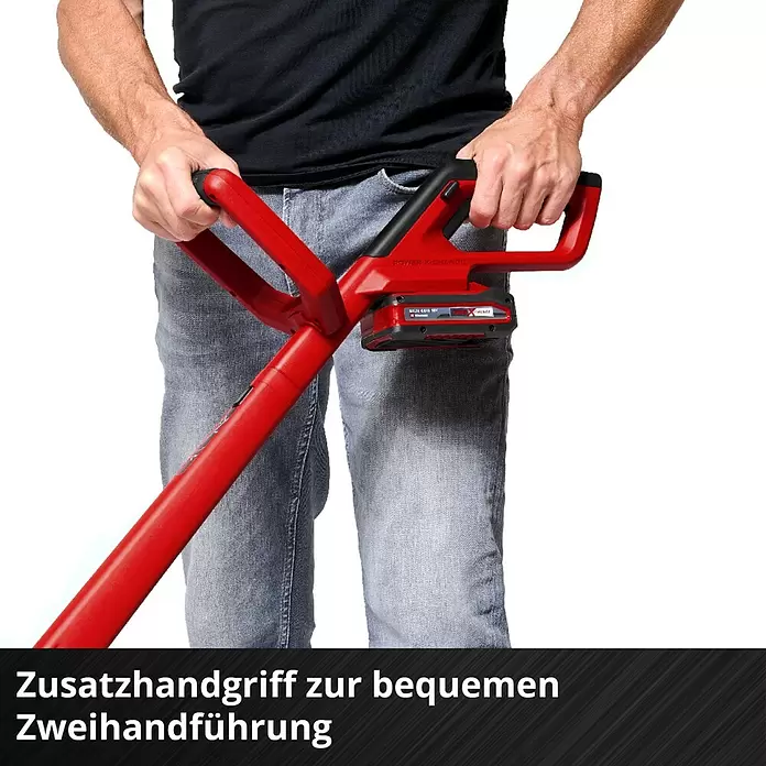 Einhell Power X-Change 18V Akku-Rasentrimmer GC-CT 18/2411 Li P-Solo - 18 V, Li-Ionen, Ohne Akku, Schnittbreite Messer: 24 cm - Mann hält roten und schwarzen Akku-Trimmer mit Zusatzhandgriff zur bequemen Zweihandführung.