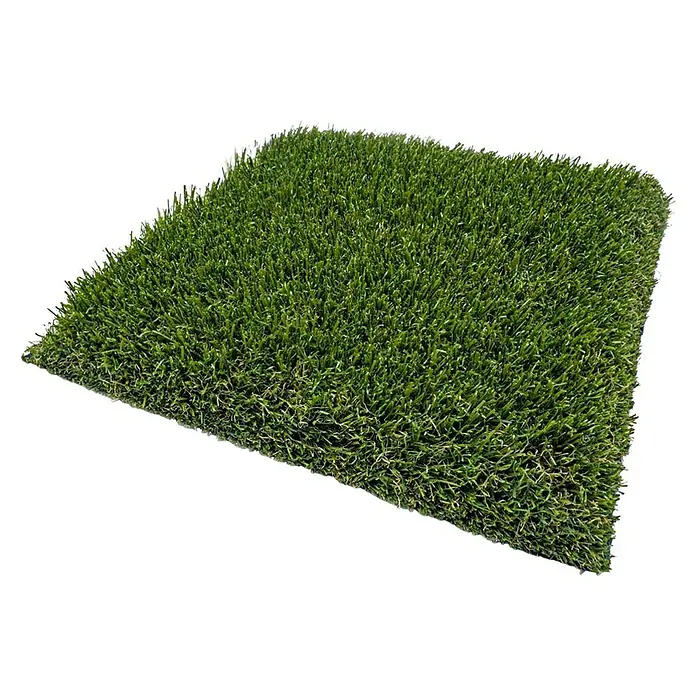 Césped artificial Bermudas - 5 x 2 m, Altura del pelo: 47 mm, 14.175 puntadas/m² - Imagen de un trozo de césped artificial con fibras verdes sobre un fondo negro.