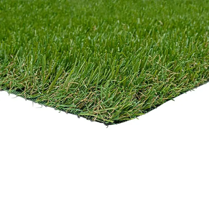 Césped artificial Madeira - 5 x 2 m, Altura del pelo: 28 mm, 19.950 puntadas/m² - Primer plano de un trozo de césped artificial con fibras verdes y base negra, ideal para jardines o paisajismo.\n