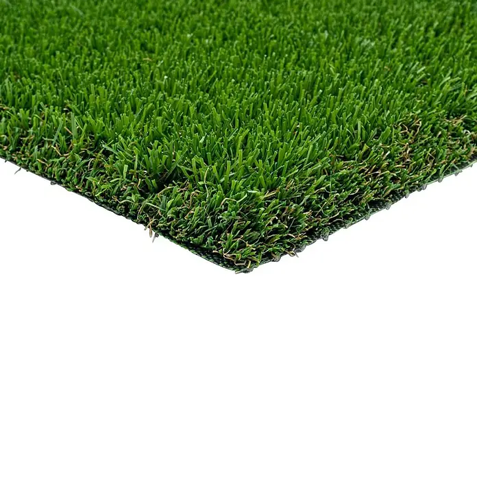 Césped artificial Bali - 5 x 2 m, Altura del pelo: 26 mm, 21.000 puntadas/m² - Primer plano de un trozo de césped artificial con fibras verdes y fondo negro.