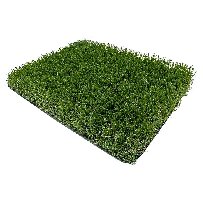 Césped artificial Sicilia - 5 x 2 m, Altura del pelo: 38 mm, 21.000 puntadas/m² - Primer plano de un trozo de césped artificial con fibras verdes, ideal para jardines y campos deportivos, que ofrece una alternativa de bajo mantenimiento al césped natural.