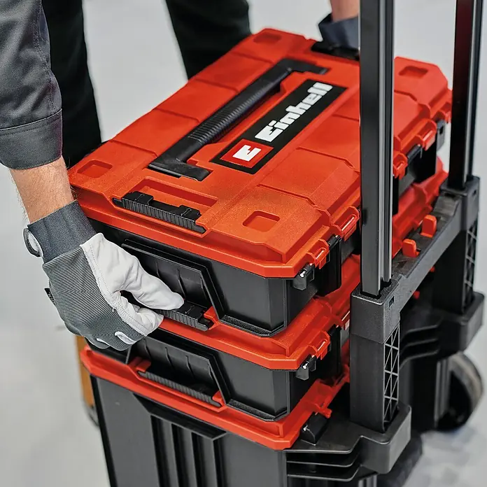 Einhell Systemkoffer E-Case Tower - L x B x H: 45 x 41,2 x 69,1 cm, Polypropylen, Traglast: 120 kg - Detailaufnahme des Einhell Werkzeugkoffersystems auf einem Rollwagen, bei der eine Person eine Schublade öffnet.