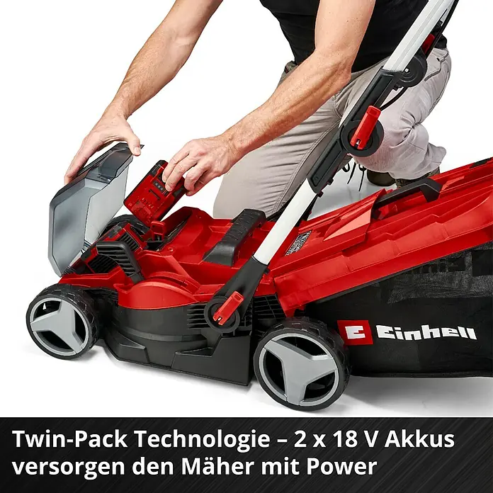Einhell Power X-Change 18V Akku-Rasenmäher Rasarro 36/34 - 36 V, 2 Akkus, 3 Ah, Schnittbreite: 34 cm - Akku-Rasenmäher in Aktion: Eine Person setzt einen 18V Akku ein. Twin-Pack Technologie für doppelte Leistung beim Rasenmähen.