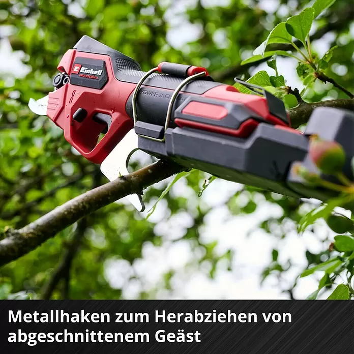 Einhell Professional Akku-Astschere SOLO GP-LS 18/28 - Max. Aststärke: 2,8 mm - Roter und schwarzer elektrischer Astschneiderkopf mit Metallhaken auf einem Ast zum Herabziehen von Ästen.