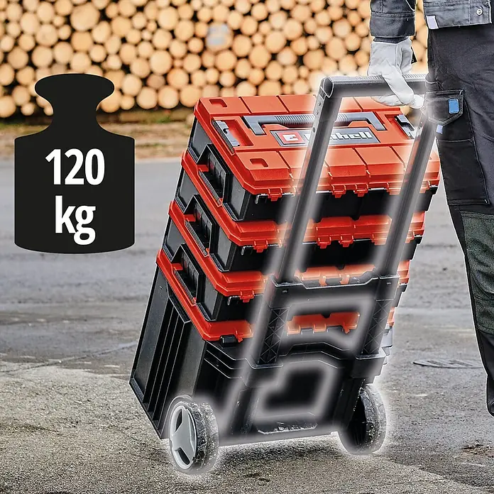 Einhell Systemkoffer E-Case Tower - L x B x H: 45 x 41,2 x 69,1 cm, Polypropylen, Traglast: 120 kg - Ein Einhell Werkzeugkoffer-Turm mit Rollen wird von einer Person gezogen. Die Boxen sind schwarz und rot und können bis zu 120 kg tragen.