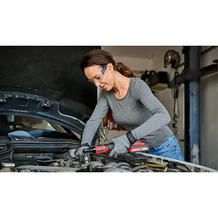 Einhell Power X-Change 18V Akku-Ratschenschrauber TE-RW 18/60 Li-Solo - 18 V, Ohne Akku, Max. Drehmoment: 60 Nm - Frau bei der Reparatur eines Autos mit einem Einhell Akku-Ratschenschrauber.