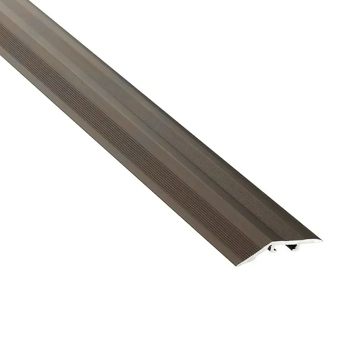 Perfil de transición Bronce - Aluminio, Bronce - Primer plano de una tira de transición de umbral de bronce, ideal para unir diferentes alturas de piso y cubrir transiciones de pisos.