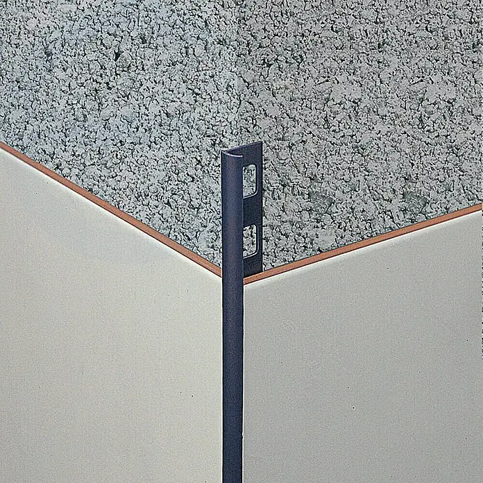 Perfil para baldosas PVC - Negro, 2,5 m x 8,5 mm - Primer plano de un perfil de azulejo utilizado entre azulejos de pared y una pared de concreto para una transición limpia.