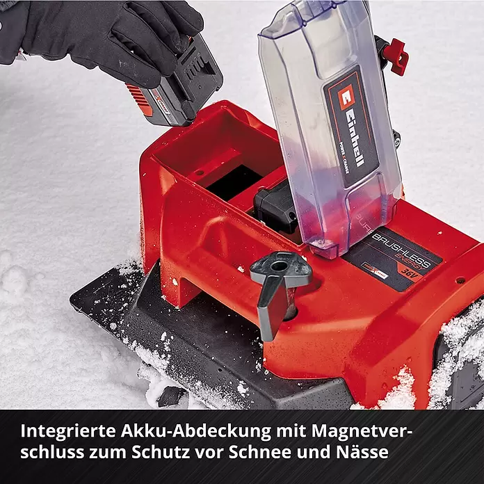 Einhell Power X-Change 18V Akku-Schneefräse GE-ST 36/40LI E - 36 V, Ohne Akku, Arbeitsbreite: 40 cm - Hand steckt Akku in rote Einhell Schneefräse mit geöffneter transparenter Abdeckung.