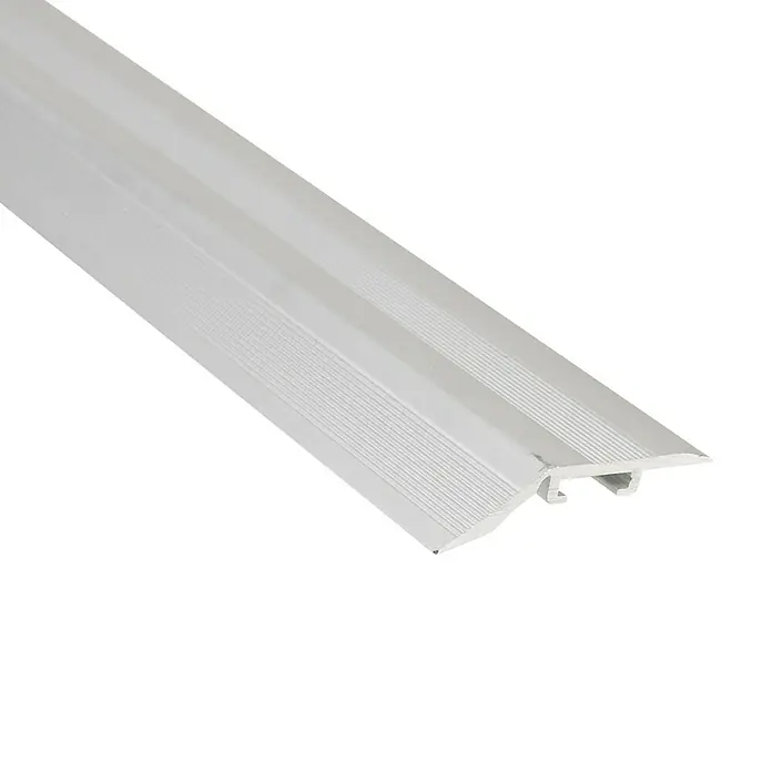 Perfil de transición plano Plateado - Aluminio, Plateado - Primer plano de una tira de transición de suelo de aluminio color plata que presenta una superficie antideslizante y un mecanismo de instalación.