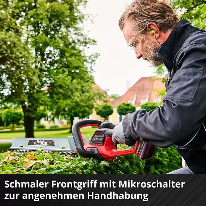 Einhell Professional Akku-Heckenschere SOLO GP-CH 18/50 LI BL - 18 V, Li-Ionen, Ohne Akku, Schnittlänge: 50 cm - Mann trimmt Hecke mit rotem und schwarzem Einhell Heckenschneider. Der schmale Frontgriff mit Mikroschalter sorgt für angenehme Handhabung.