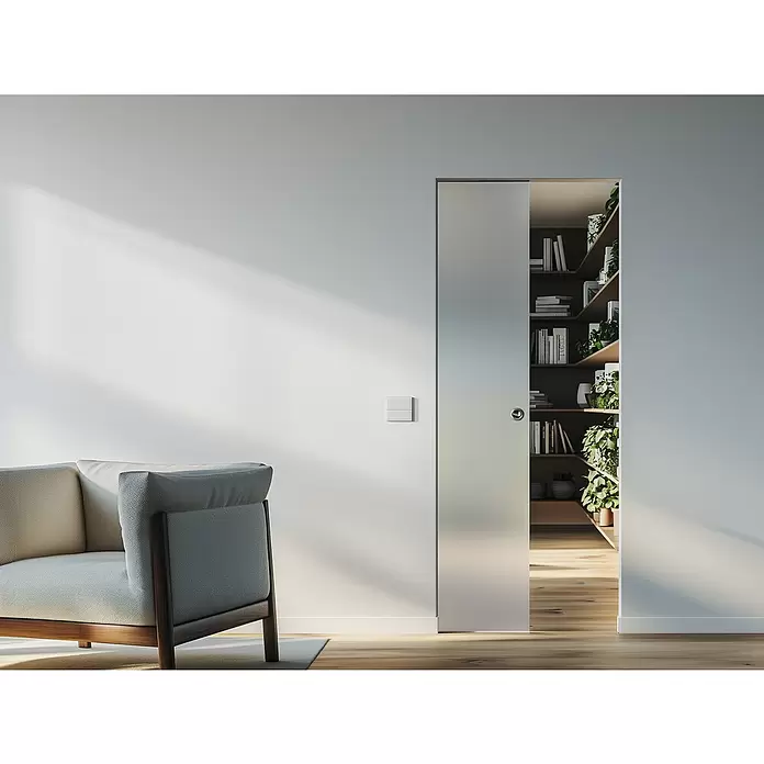 Entravia Gipskartonlaibung CW75/125 - Glasschiebetüren, 1-flügelig, Passend für: Entravia Simple-Pocket Schiebetürsystem - Mattierte Glas-Taschenschiebetür, teilweise geöffnet, offenbart eine Regaleinheit mit Büchern und Pflanzen.