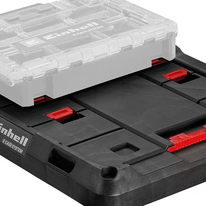 Einhell Transportroller E-Case - L x B x H: 53 x 40 x 11 cm, Polypropylen, Traglast: 120 kg - Transparente Einhell E-CASE SYSTEM Organizerbox sicher auf einer schwarzen modularen Werkzeugbox mit roten Verschlüssen befestigt.