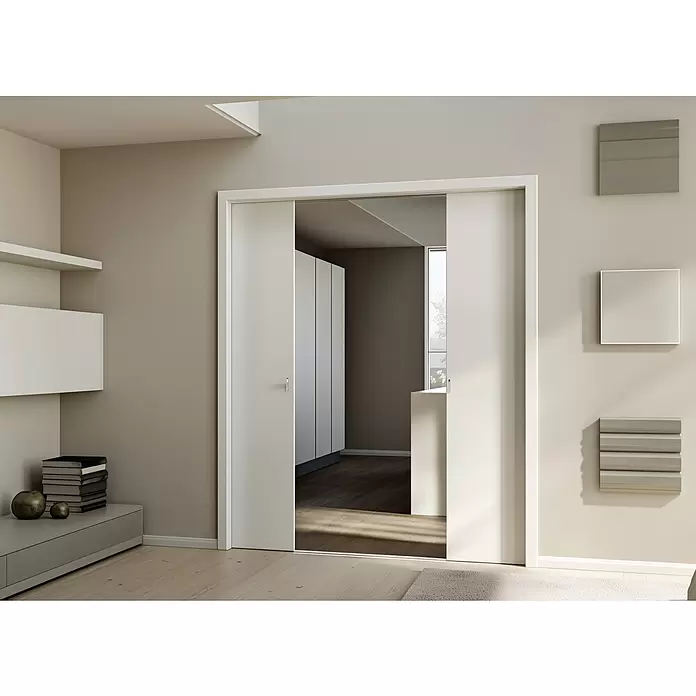 Entravia Schiebetürsystem Simple-Pocket Standard - Nicht vormontiert; für CW75 und CW100, Passend für: Entravia Holz- und Ganzglas-Schiebetüren - Weißes Schiebetürsystem, teilweise geöffnet, das zwei moderne Räume mit hellem Holzboden trennt.