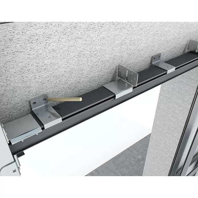 Entravia Montagewinkel-Set - Passend für: Entravia Simple-Pocket Schiebetürsystem - Metallhalterungen befestigen eine dunkelgraue Schiene und schwarzen Dämmstreifen an texturierter Wand. Holzdübel steckt in einer Halterung.