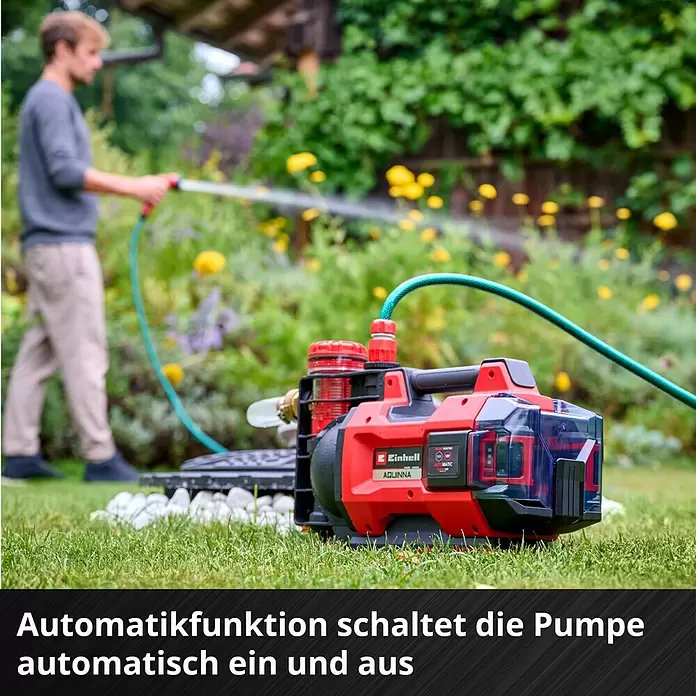 Einhell Power X-Change 18V Akku-Gartenpumpe Aqinna 18/30 F LED Automatic - 18 V, Li-Ionen, Ohne Akku, Max. Fördermenge: 3.000 l/h - Rote und schwarze Einhell AQuinNA Pumpe mit Schlauch, bewässert einen Garten. Verfügt über eine automatische Ein-/Ausschaltfunktion.