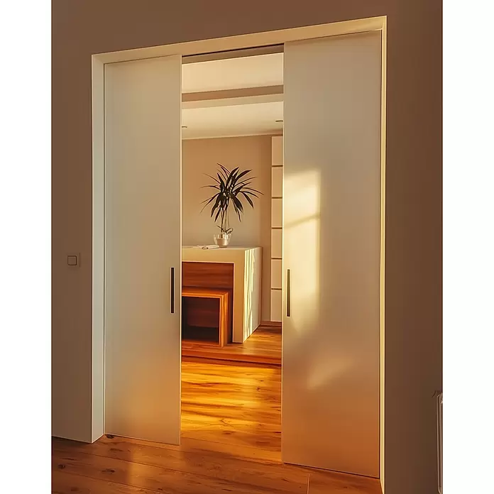 Entravia Zubehör-Set Türaufnahme - Traglast: 80 kg, Beschlag geeignet für: Glasschiebetüren, Passend für: Entravia Simple-Pocket Schiebetürsystem - Moderne helle Schiebetüren sind geöffnet und geben den Blick frei auf einen sonnigen Raum mit Holzfußboden und Pflanze.