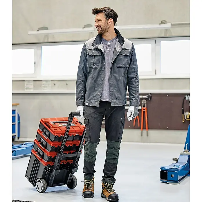 Einhell Systemkoffer E-Case Tower - L x B x H: 45 x 41,2 x 69,1 cm, Polypropylen, Traglast: 120 kg - Mann zieht einen Rollwerkzeugkoffer. Robuste Konstruktion und durchdachtes Design für den professionellen Einsatz in Werkstatt & Co.