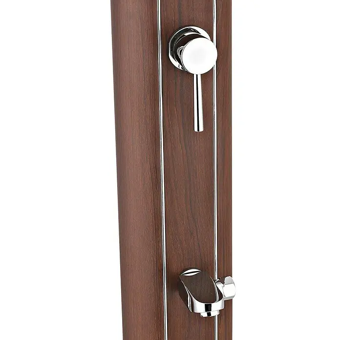 Gre Ducha solar Premium imitación madera - Aluminio - Primer plano de una elegante ducha exterior con paneles de madera y accesorios cromados, que combina elegancia y funcionalidad.
