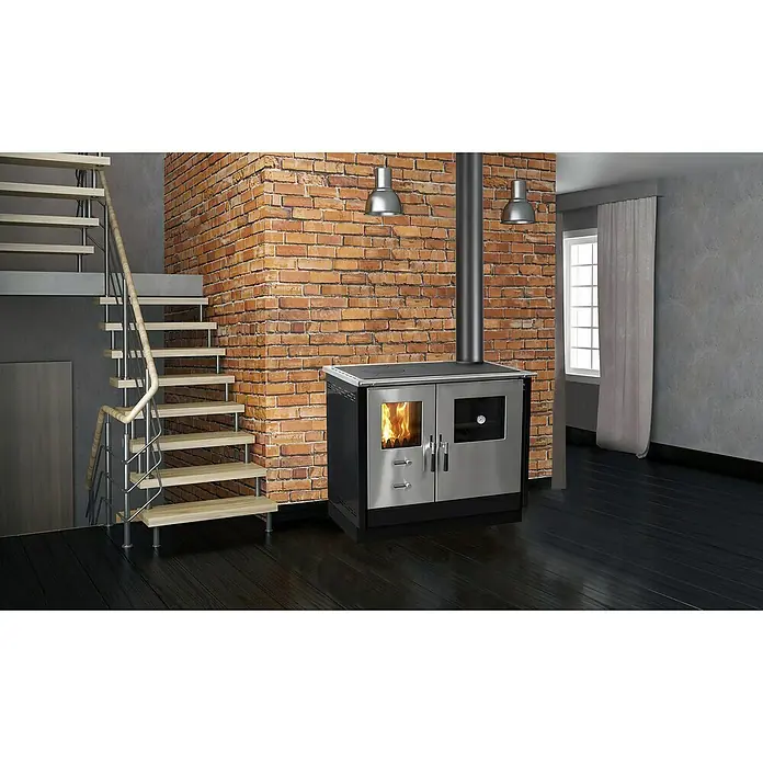 Firefix Küchenherd Maas8,3 kW, Raumheizvermögen: 169 m³, Schwarz - Dieses Bild zeigt einen modernen Holzofen in einem stilvollen Raum mit Treppe und Backsteinmauer. Der Ofen strahlt Wärme und Gemütlichkeit aus.