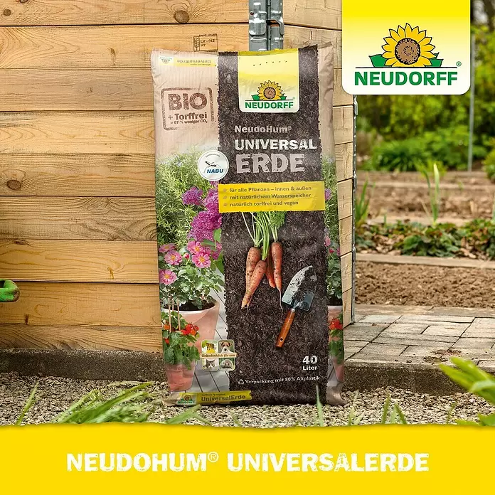 Neudorff NeudoHum Universalerde - Nettovolumen: 75 l, Torffrei - Ein großer, brauner Neudorff Universal Erde Beutel mit gelbem Branding und Sonnenblumenlogo, draußen im Garten stehend.