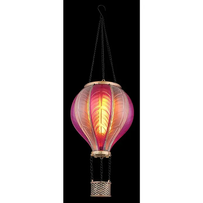Globo Solar-Hängeleuchte Heißluftballon - Rosa, IP44, Ø x H: 14 x 46,5 cm - Nahaufnahme einer dekorativen Heißluftballon-Hängeleuchte mit Korb und Kettenaufhängung vor einem dunklen Hintergrund.