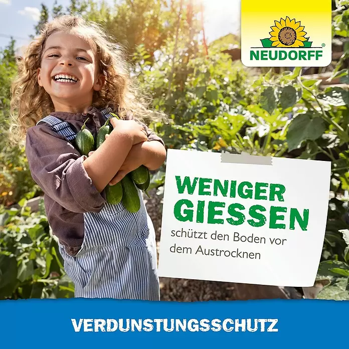 Neudorff Mulch Verdunstungsschutz - 65 l - Lachendes Kind mit Gurken im Garten, bewirbt Neudorff Verdunstungsschutz für weniger Gießen.