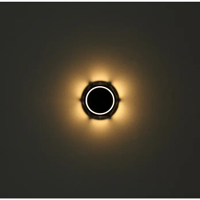 Globo Solar-Außenwandleuchte Wand und Boden - 1,2 W, IP65, 200 lm, Form: Rund - Nahaufnahme einer runden, modernen Wandleuchte, die warmes Licht an eine dunkle Wand wirft und ein stilvolles Ambiente erzeugt.