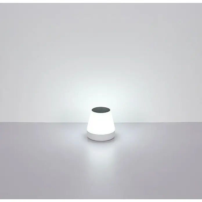 Globo Solar-Dekoleuchte - 0,2 W, IP44 - Nahaufnahme einer modernen, leuchtenden Tischleuchte mit grauem Rand, die ein sanftes Licht auf eine helle Oberfläche wirft.