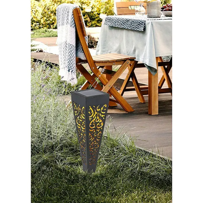 Globo Solar-Erdspieß 3er Set - 0,1 W, L x B x H: 70 x 70 x 330 mm, IP44, 3 Stk. - Eine elegante Solarleuchte mit filigranem Muster steht im Gras und sorgt für stimmungsvolle Beleuchtung im Garten.