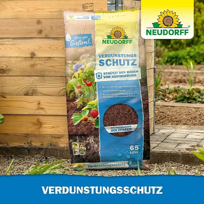 Neudorff Mulch Verdunstungsschutz - 65 l - Großer gelb-blauer Neudorff Sack mit 65L Holzfaser-Verdunstungsschutz, draußen im Garten.