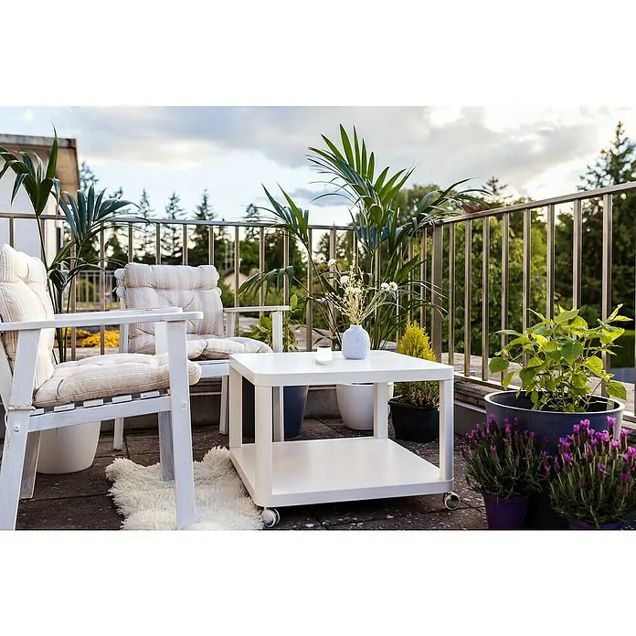 Globo Solar-Dekoleuchte - 0,2 W, IP44 - Terrassenmöbel mit weißem Tisch und Stühlen, umgeben von üppigen Pflanzen, die eine entspannende Atmosphäre schaffen.