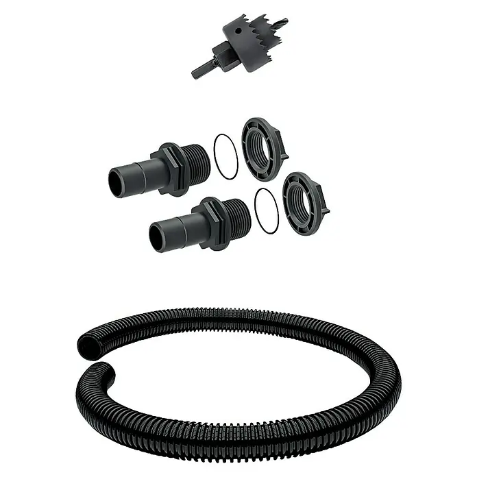 Regentonnen-Verbindungs-Set mit Schlauchstück - 4 -tlg., Passend für: Regentonnen Maze, Tube, Aquacan, Smooth, Peruno, Aqua Tower & Tower Stone - Ein Set von schwarzen Sanitärartikeln inklusive Lochsäge, Schlauchanschluss, Ringe und ein flexibler Schlauch.