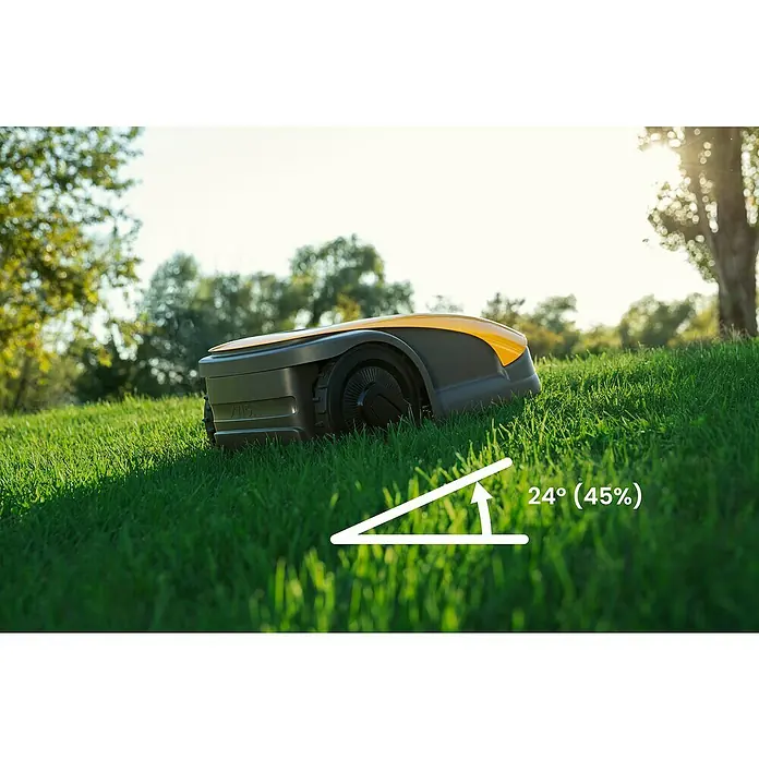 Stiga Mähroboter A750 - 900 m², Schnittbreite: 18 cm, Satellitengestützte Navigation, RTK - Der Stiga Rasenmähroboter auf einem Hügel, der eine Steigung von 24° (45%) bewältigen kann.