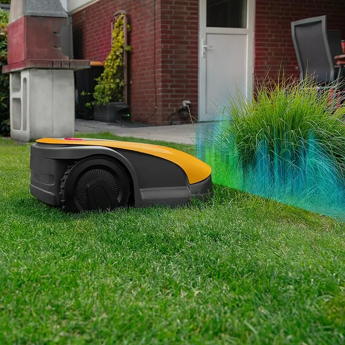 Stiga Mähroboter A750 - 900 m², Schnittbreite: 18 cm, Satellitengestützte Navigation, RTK - Nahaufnahme eines gelben und schwarzen Mähroboters auf einem grünen Rasen mit bunten Lichtern umgeben.