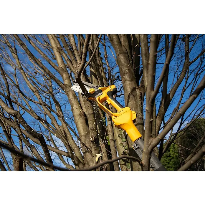Stiga Akku-Astsäge PR 100e Kit - 20 V, 2 Ah, 1 Akku, Schwertlänge: 12,7 cm - Astschneider im Einsatz: Eine gelbe, akkubetriebene Astsäge schneidet Äste vor blauem Himmel. Ideal für Gartenarbeiten.