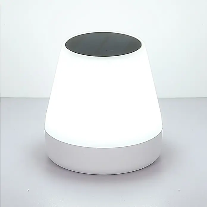 Globo Solar-Dekoleuchte - 0,2 W, IP44 - Nahaufnahme einer Nachttischlampe mit weißem Schirm und grauer Oberseite, die ein sanftes Licht ausstrahlt, perfekt für eine gemütliche Atmosphäre.