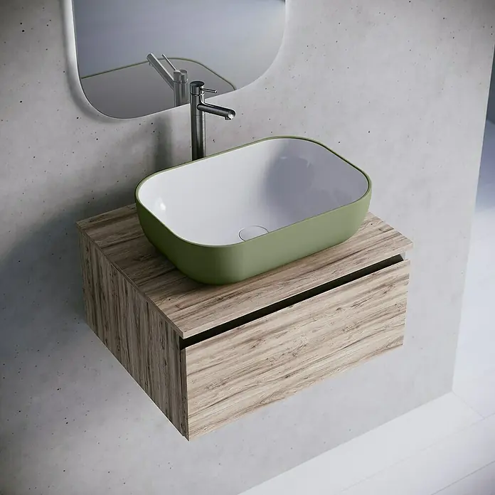 Lavabo de sobremesa Stadium Bicolor - 33 x 45,41 cm, Verde atlantico/Blanco - Lavabo verde sobre mueble de madera con grifo cromado y espejo sobre pared gris.