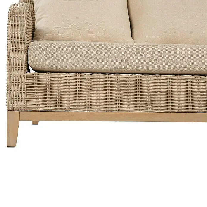 Sunfun Conjunto de muebles Lola - 6 pzs., Ratán sintético/Madera de acacia, Marrón - Primer plano de una silla de mimbre con cojines beige, que combina confort y estilo para espacios exteriores.
