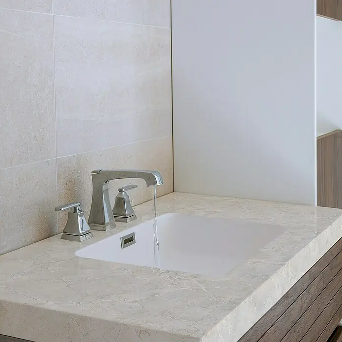 Lámina decorativa autoadhesiva vinílico para encimera - 65 x 200 cm, Remo - Elegante lavabo de baño con encimera de mármol y grifo cromado. El agua fluye suavemente hacia el lavabo.