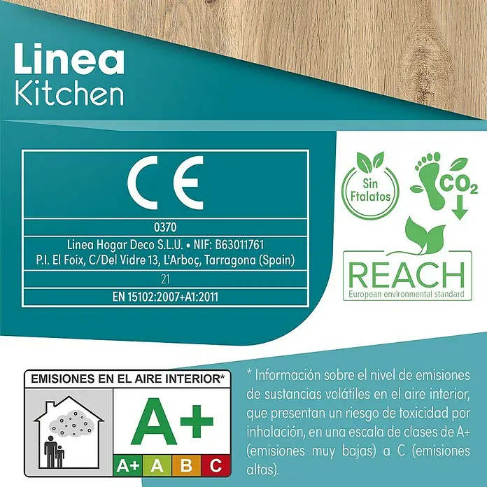 Lámina decorativa autoadhesiva vinílico para encimera - 65 x 200 cm, Oak - Esta imagen muestra las etiquetas del producto "Linea Kitchen", incluyendo el marcado CE, la calificación de emisiones A+ y la certificación REACH.