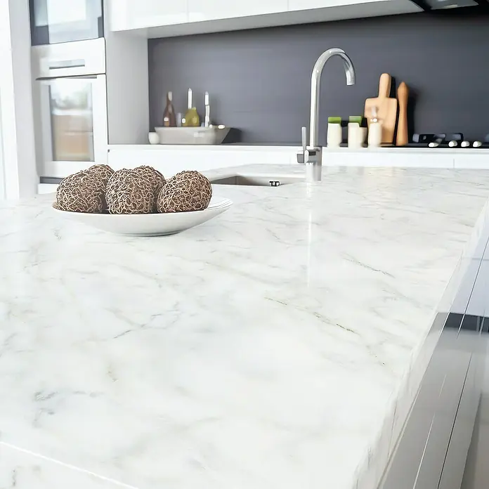 Lámina decorativa autoadhesiva vinílico para encimera - 65 x 200 cm, Greco - Primer plano de una cocina moderna con encimera de mármol blanco, fregadero y bolas decorativas en un bol.
