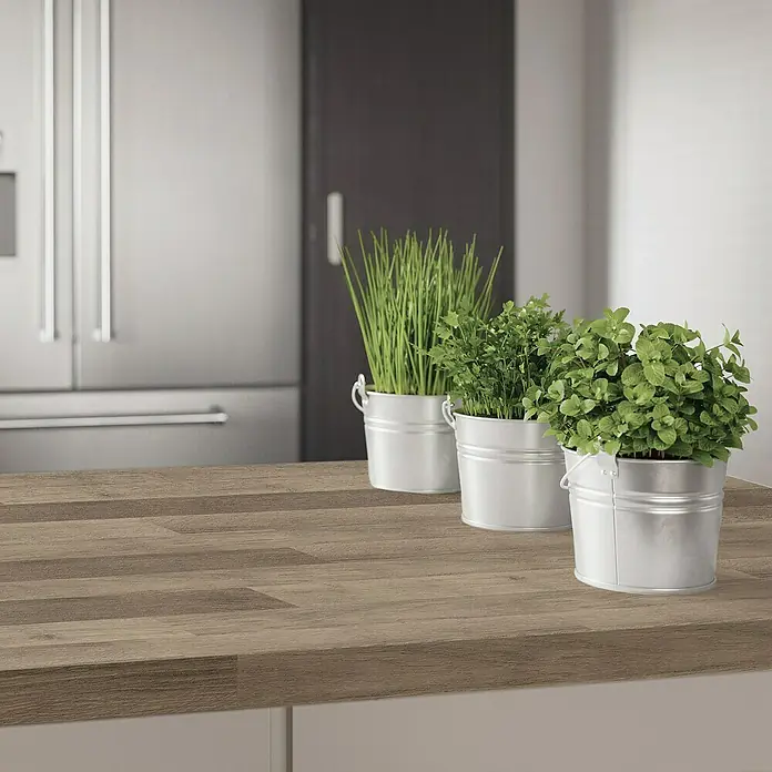 Lámina decorativa autoadhesiva vinílico para encimera - 65 x 200 cm, Lulela nuez - Encimera de cocina de madera con tres macetas de hierbas en macetas blancas. La encimera de la cocina tiene un diseño moderno.