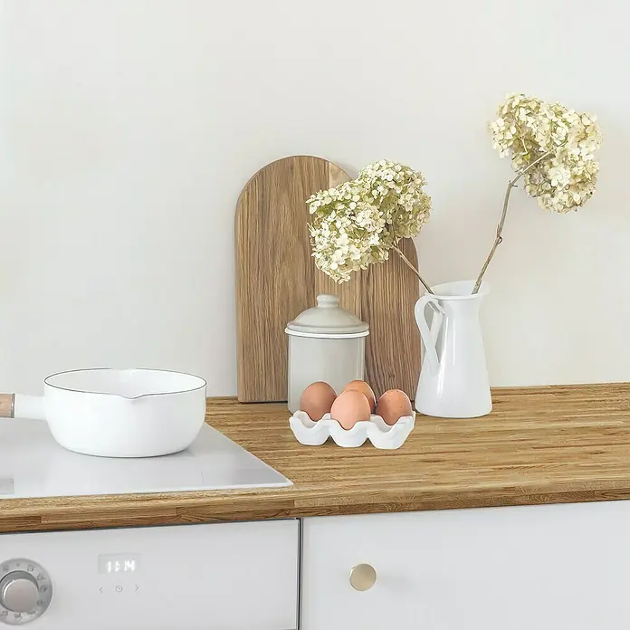 Lámina decorativa autoadhesiva vinílico para encimera - 65 x 200 cm, Malmo natural - Bodegón de cocina con cacerola, huevos y flores sobre una encimera de madera.