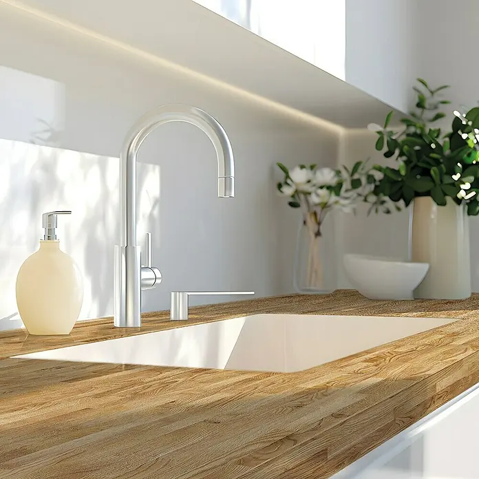 Lámina decorativa autoadhesiva vinílico para encimera - 65 x 200 cm, Malmo natural - Primer plano de un moderno fregadero de cocina con grifo, dispensador y encimera de madera, que muestra un diseño de cocina elegante.