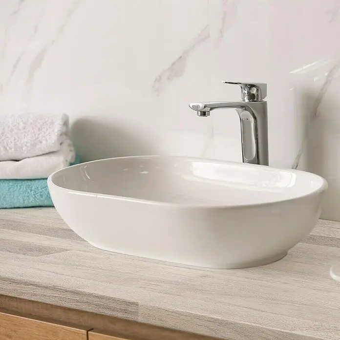 Lámina decorativa autoadhesiva vinílico para encimera - 65 x 200 cm, Lulela class - Un moderno lavabo de cerámica para baño con un elegante grifo cromado, integrado en una elegante encimera con efecto madera.