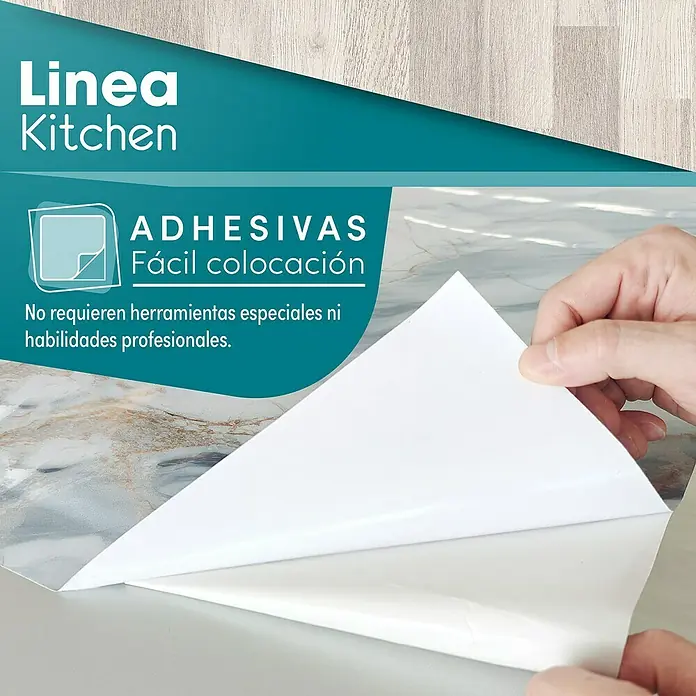 Lámina decorativa autoadhesiva vinílico para encimera - 65 x 200 cm, Lulela class - Primer plano de una encimera de cocina con aspecto de mármol que se está renovando con una lámina autoadhesiva.